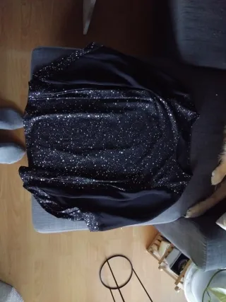 Camisa negra con detalles plateados