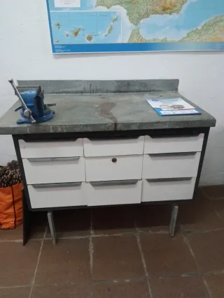 Mesa de trabajo con cajones y tornillo