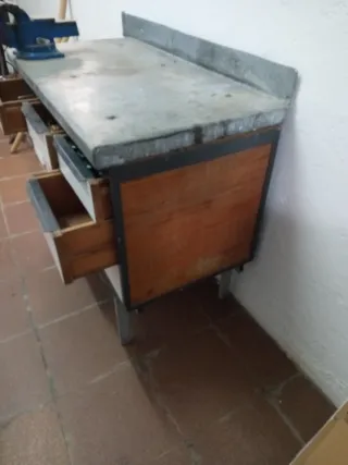 Mesa de trabajo con cajones y tornillo