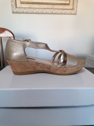 Sandalias doradas cuña T-37