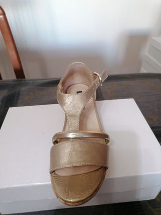 Sandalias doradas cuña T-37
