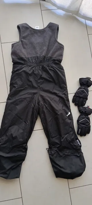 Mono de nieve y guantes