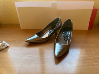 Zapatos planos elegantes punta fina color bronce ·