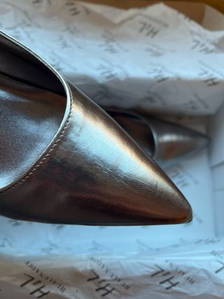 Zapatos planos elegantes punta fina color bronce ·