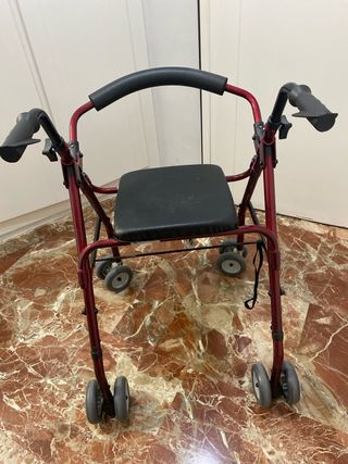 Andador con ruedas y bolsa