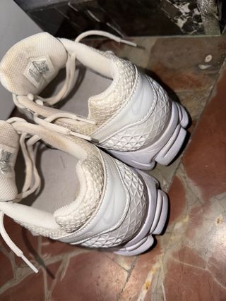 Zapatillas Nike Blancas y Plateadas