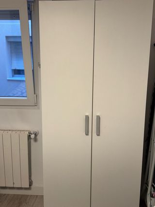 Armario blanco y plateado