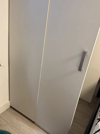 Armario blanco y plateado