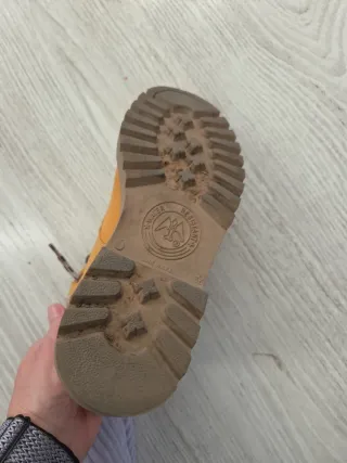 Botas de montaña amarillas y naranjas