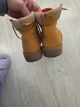 Botas de montaña amarillas y naranjas