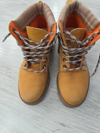 Botas de montaña amarillas y naranjas