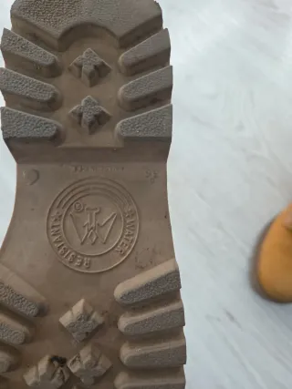 Botas de montaña amarillas y naranjas