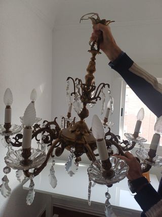 Lámpara de araña de bronce y cristal