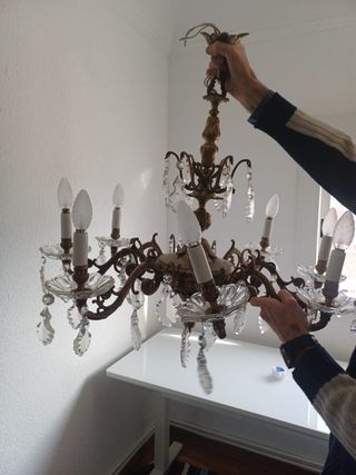 Lámpara de araña de bronce y cristal