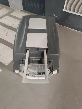 Transportín mediano gris y blanco con colchón