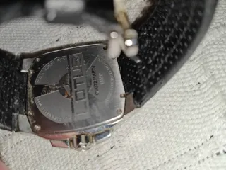 Reloj Lotus original, Negro y detalles morado