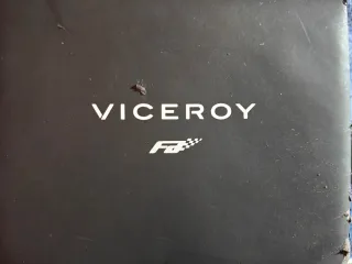 Reloj Lotus original, Negro y detalles morado