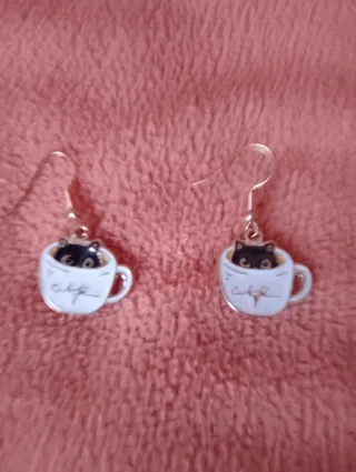 Pendientes gato en taza café