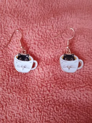 Pendientes gato en taza café
