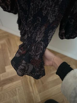 Vestido Zara M flores volantes fruncido