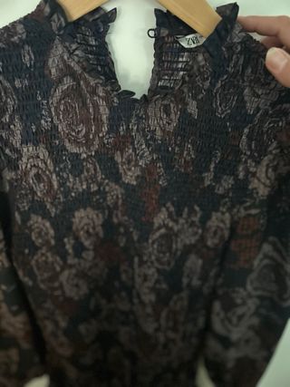 Vestido Zara M flores volantes fruncido
