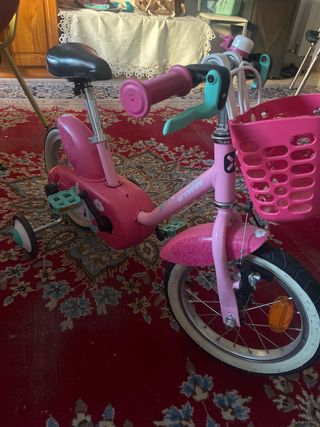 Bicicleta infantil rosa con cesta