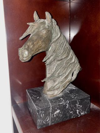 Figura de caballo en bronce y mármol