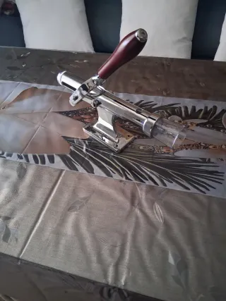 Sacacorchos de pared nuevo