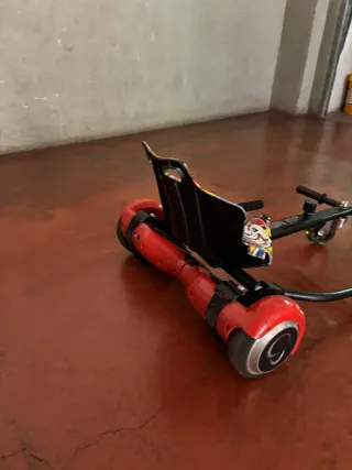 Hoverboard con asiento y ruedas rojas