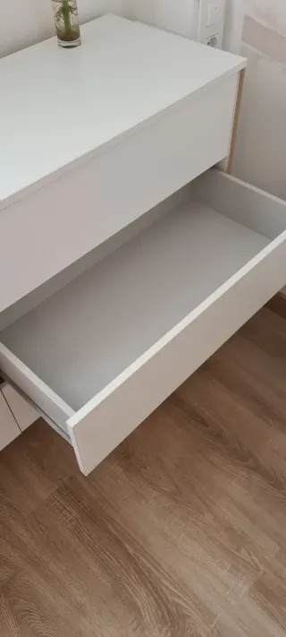 Cómoda blanca y madera