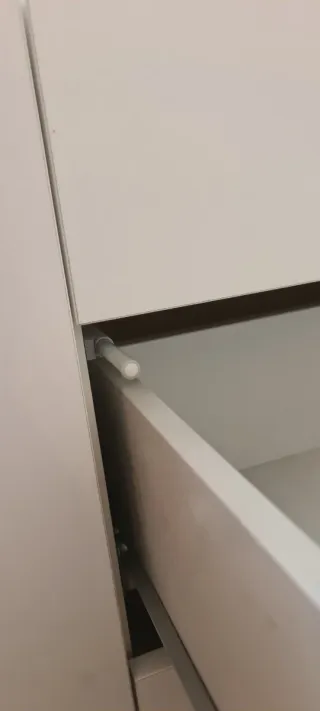 Cómoda blanca y madera