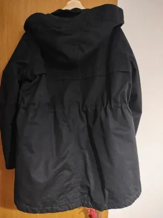 Anorak negro con capucha