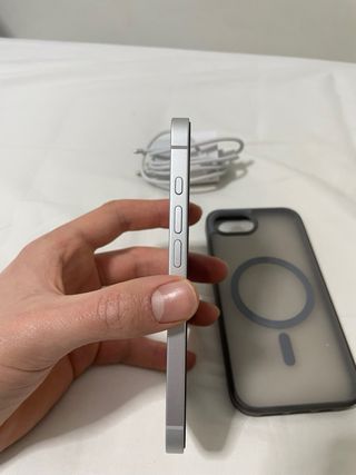 iPhone 16e + cover + caricabatterie