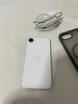 iPhone 16e + cover + caricabatterie