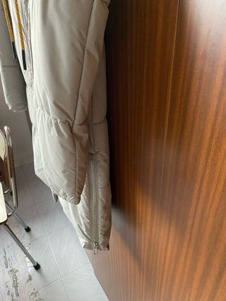 Plumífero gris claro con capucha