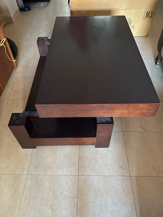 Mesa de centro de salón madera oscura.