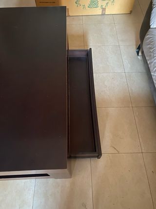 Mesa de centro de salón madera oscura.