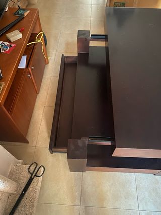 Mesa de centro de salón madera oscura.