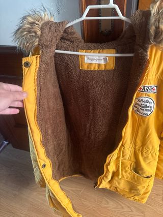 Abrigo amarillo talla M con capucha