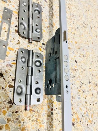 Cerradura y Bisagras para Puerta