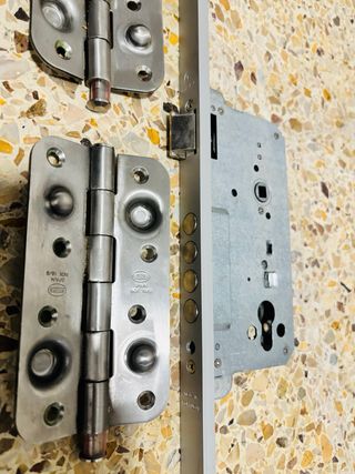 Cerradura y Bisagras para Puerta