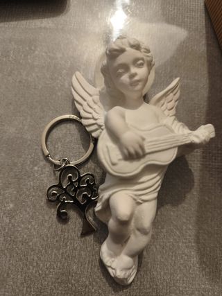 Angioletto in gesso con chitarra e portachiavi