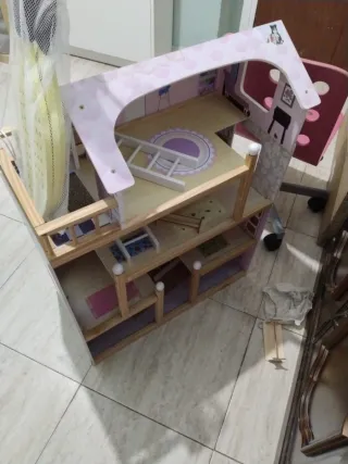 Casita de muñecas de madera