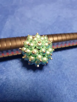 Anello con perline verdi e argento