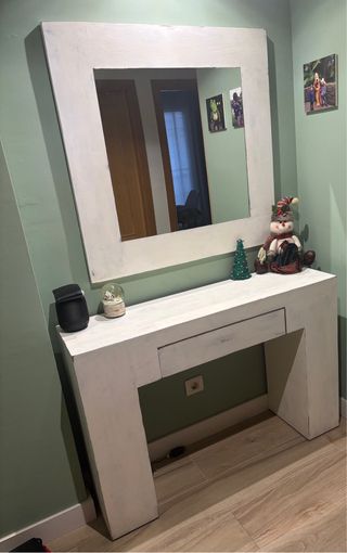 Recibidor blanco. Espejo y mueble