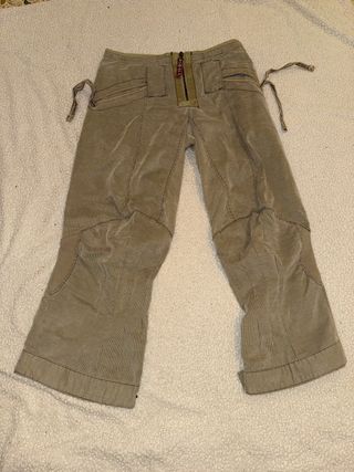 Pantalón capri cargo verde oliva