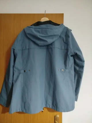 Chubasquero azul/gris con capucha