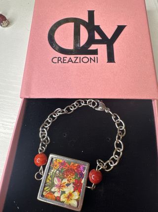 Bracciale con ciondolo floreale e pietre rosse