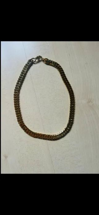 Collana dorata usata una volta