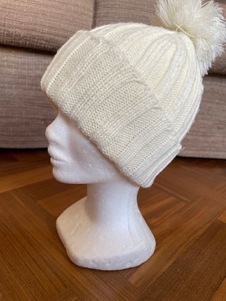 Berretto con grande pon pon color panna a coste